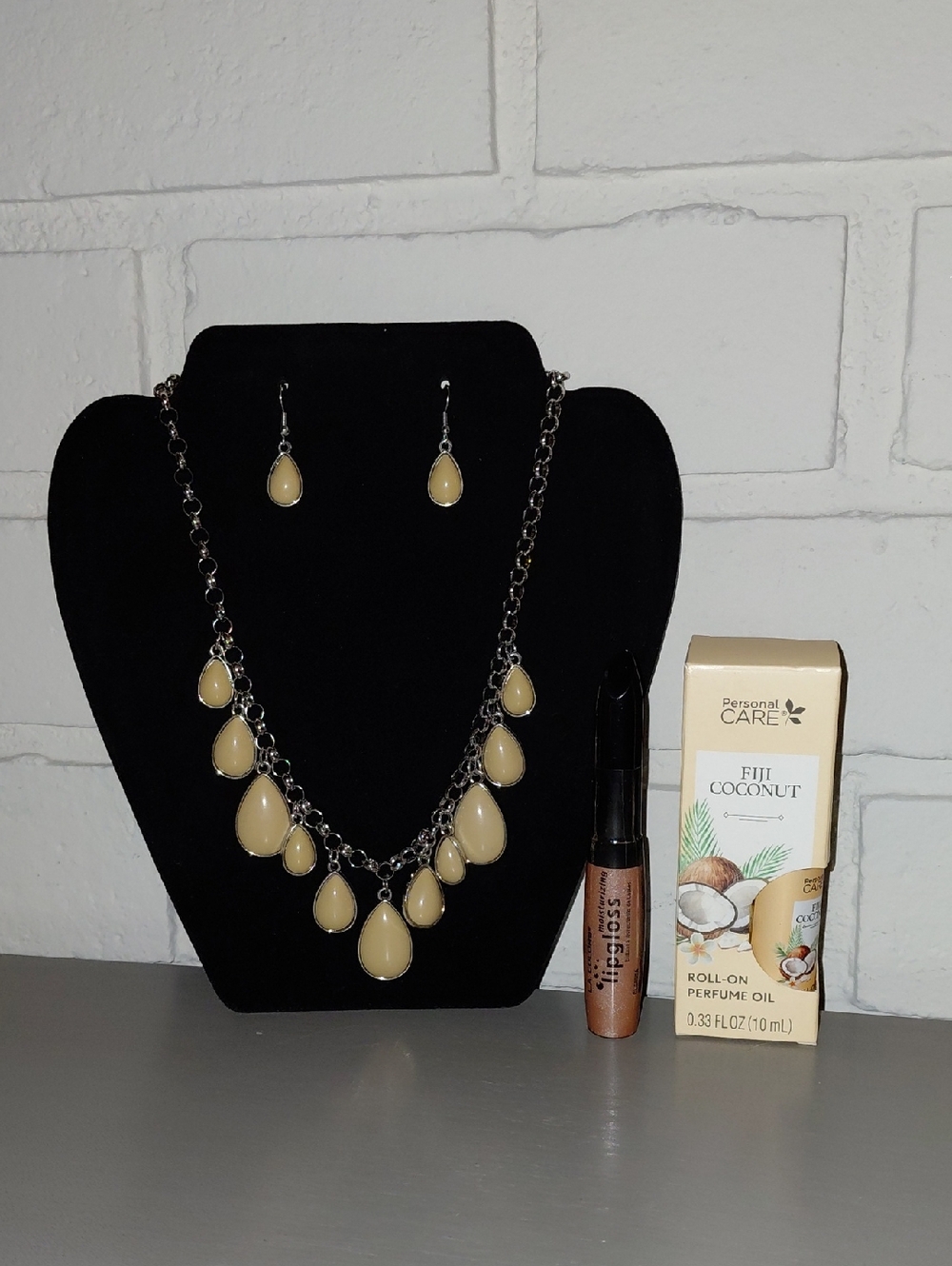 BUYERS GIVAWAY! 🎁 Necklace/Earring Set, Coconut Roll-On Perfume Oil & Lipgloss!